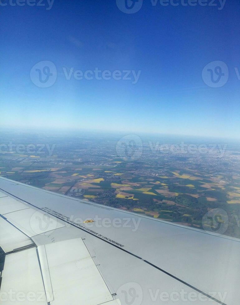 vliegtuig vleugel en land- ver onder de vlak foto