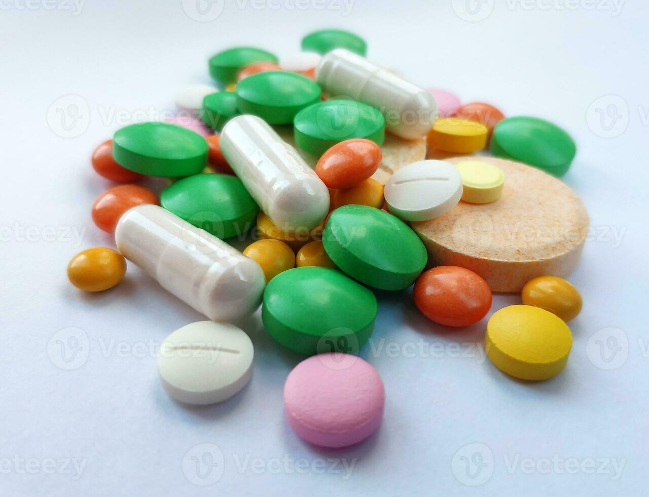 kleurrijk pillen set, geneeskunde achtergrond foto