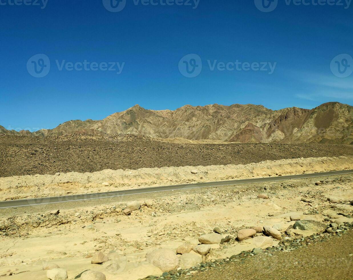 weg in de woestijn, sinai bergen, heuvels foto