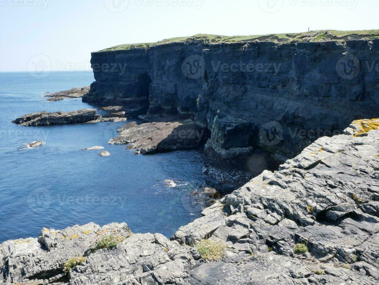 kliffen en atlantic oceaan, rotsen Ravijn en laguna, schoonheid in natuur. vakantie reizen achtergrond foto