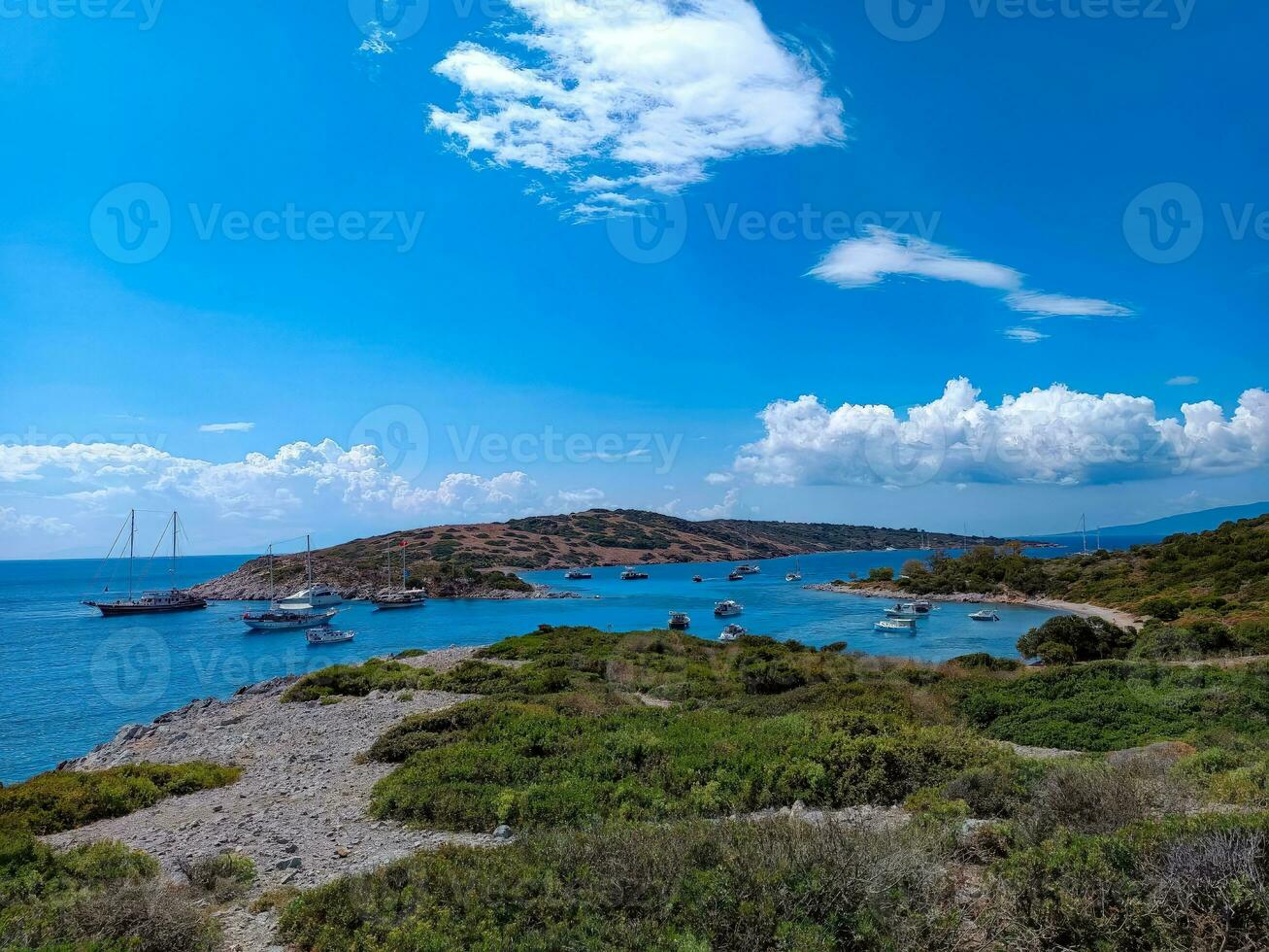 landschap van een mooi eiland met een baai. visie van de heuvel. foto