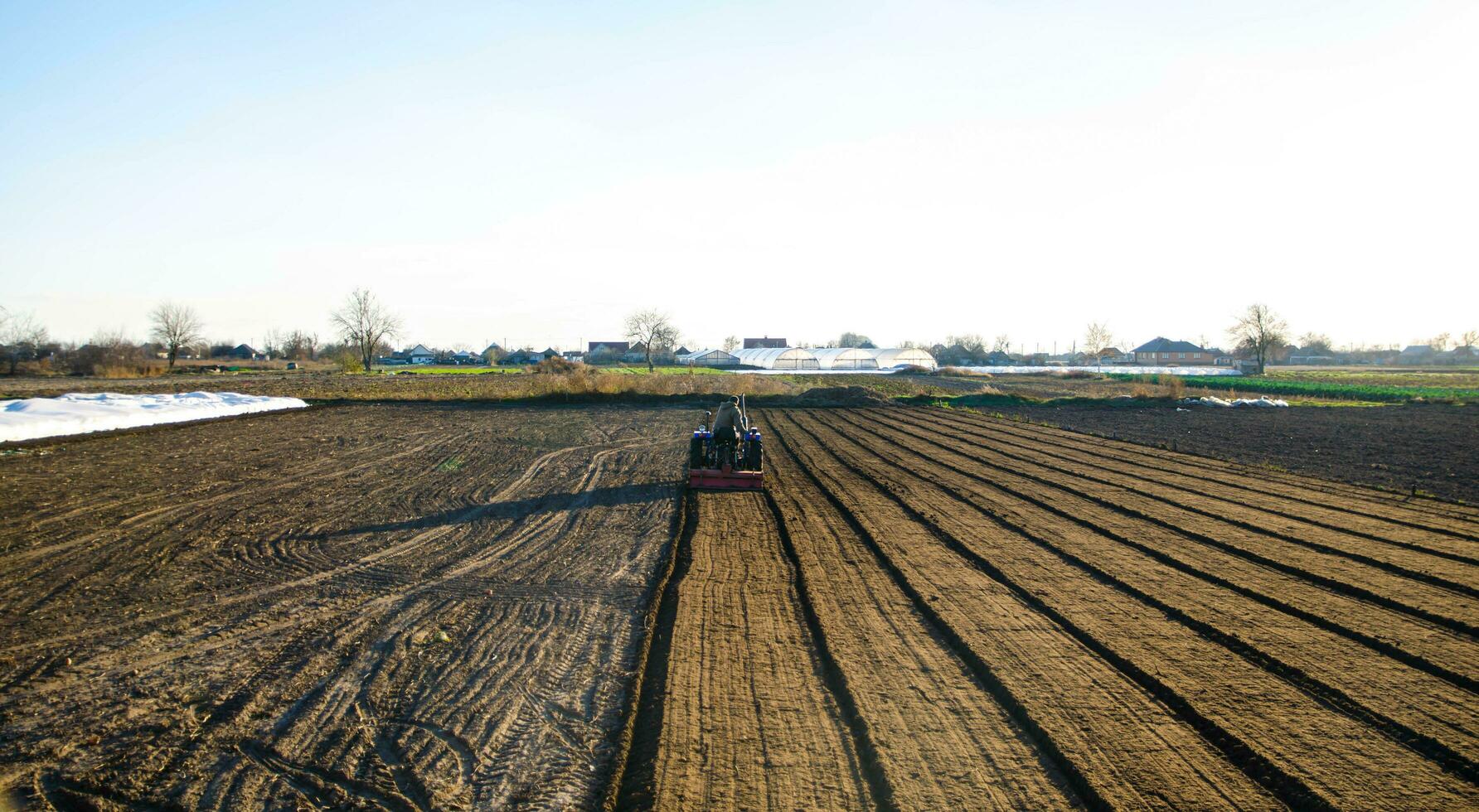 Cherson oblast, Oekraïne - november 12, 2021 land- teelt Aan de veld- door tractor. landbouw. landbouw landbouwbedrijf. frezen grond van oud gewassen. verzachtend en verbeteren bodem kwaliteiten. foto