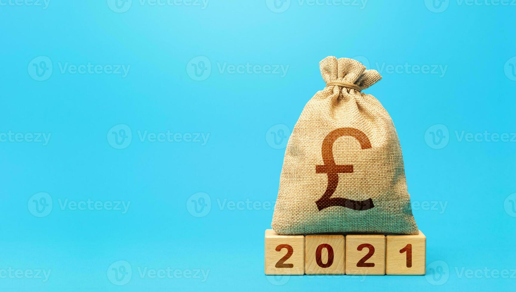 Brits pond sterling geld zak en blokken 2021. begroting planning voor De volgende jaar. begin van nieuw decennium. bedrijf plannen en ontwikkeling vooruitzichten. inkomsten uitgaven, investering en financiering. foto