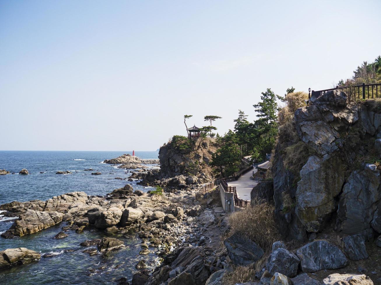 prachtige rotsachtige kust in naksansa-tempel, zuid-korea foto