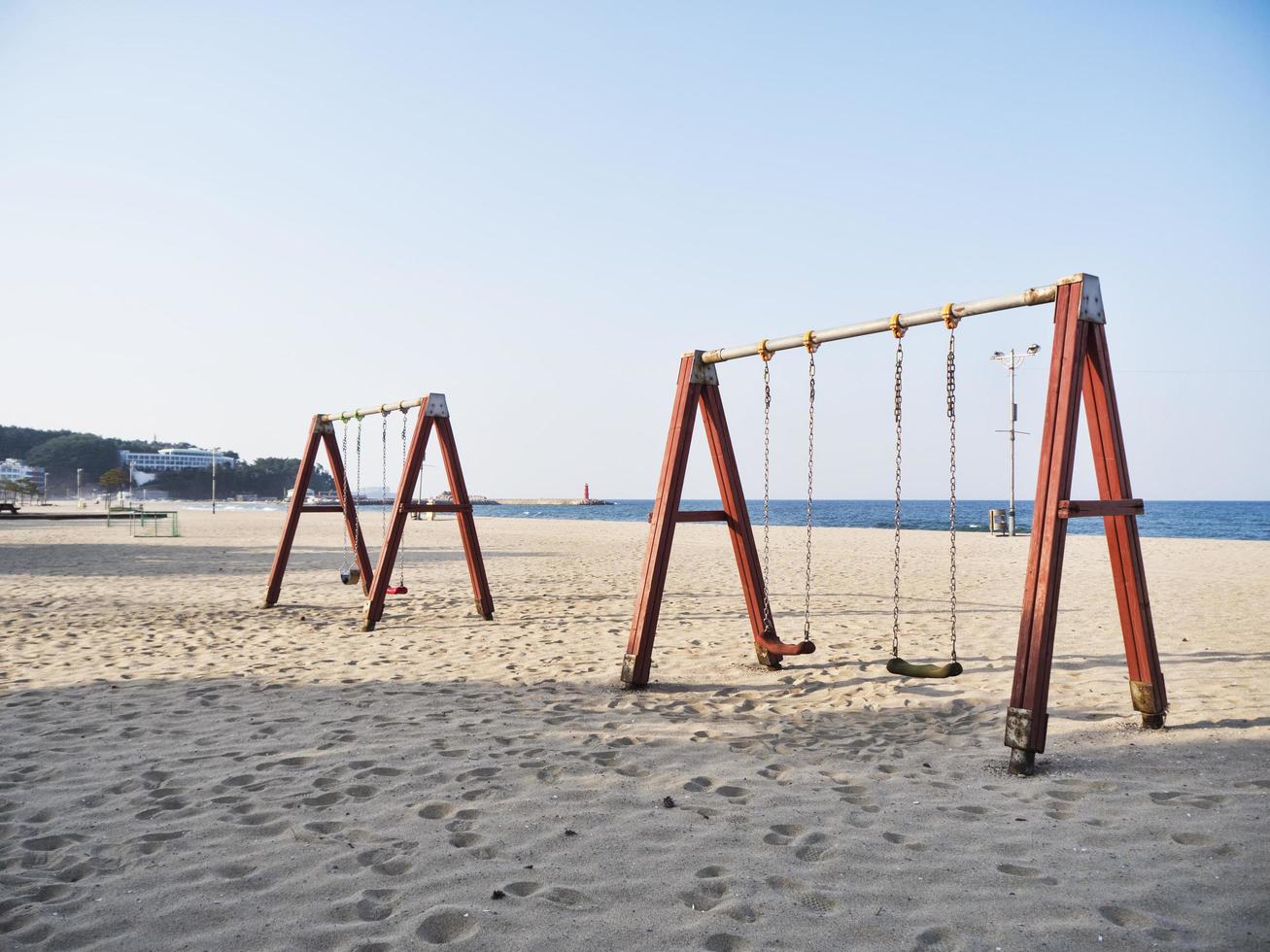 schommels op het strand van de stad yangyang, zuid-korea foto