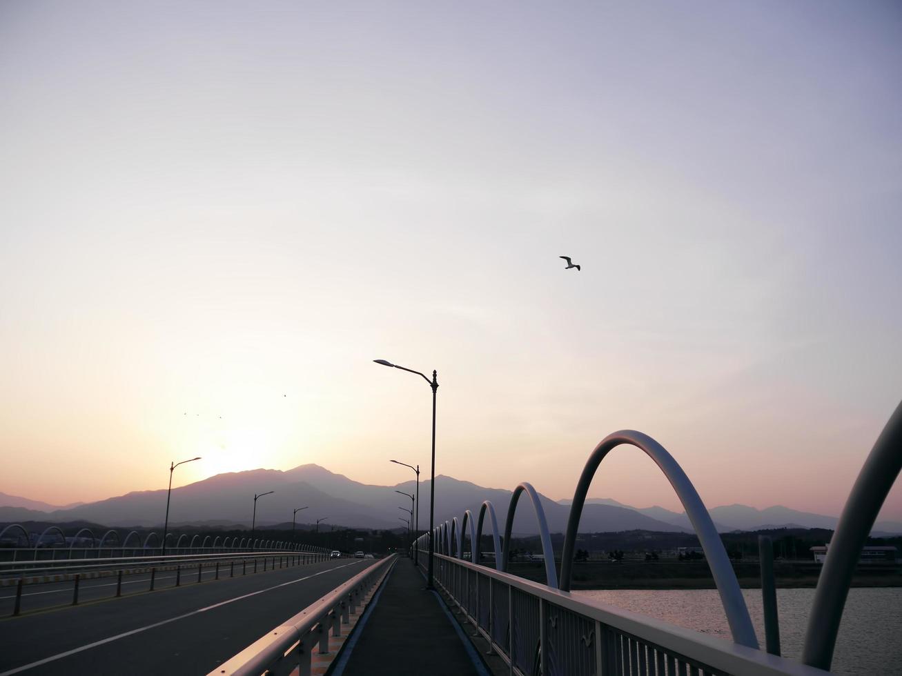 zonsondergang in de prachtige snelweg in de buurt van yangyang city, zuid-korea foto