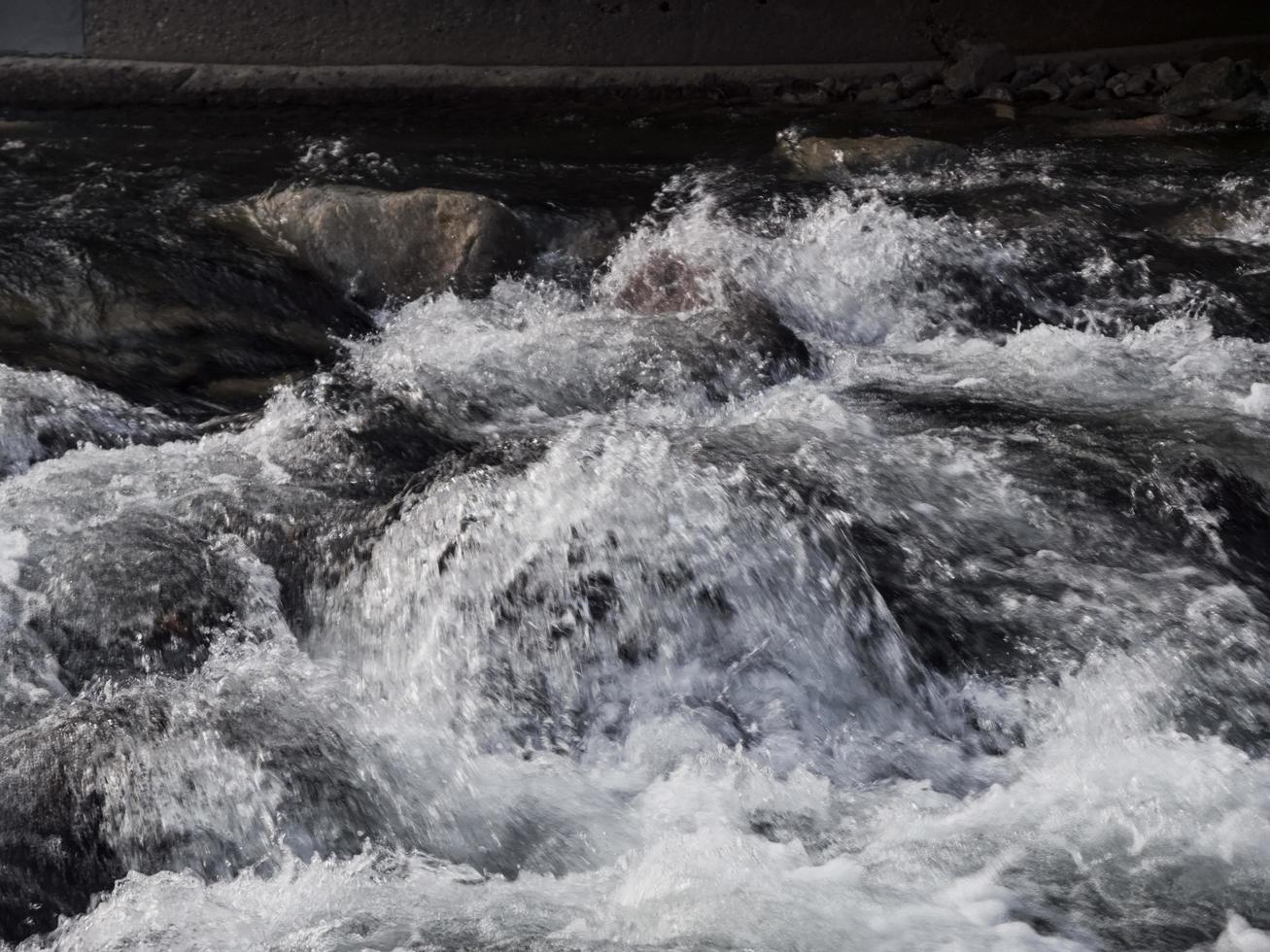 berg rivier. water op rivierstroomversnellingen, close-up. foto