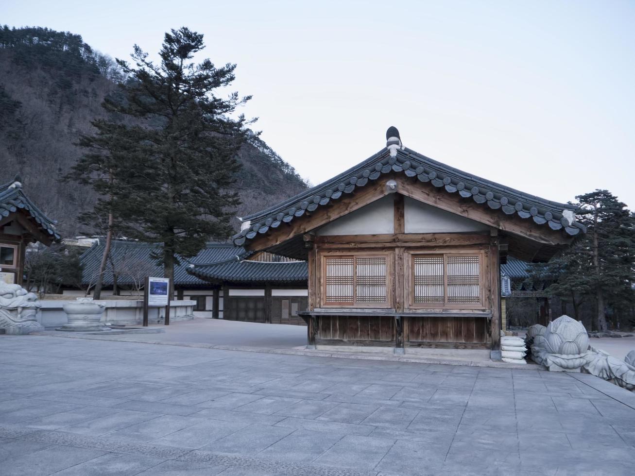 Aziatische huizen in sinheungsa-tempel. nationaal park Seoraksan. Zuid-Korea foto