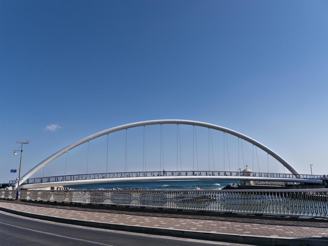 grote mooie brug in de stad Gangneung, Zuid-Korea foto