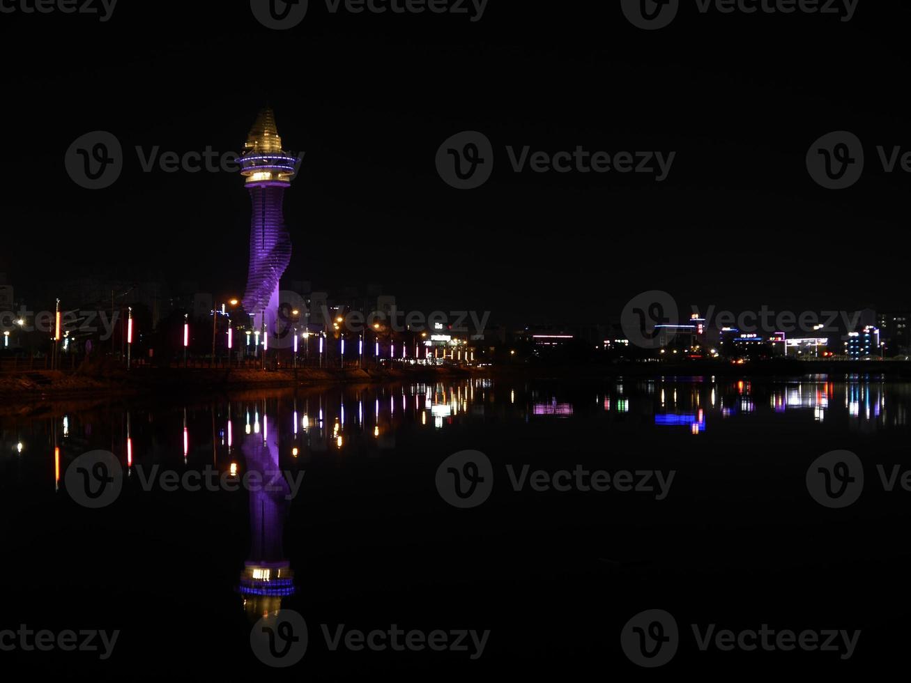 het uitzicht op de stad Sokcho in de nacht, Zuid-Korea foto