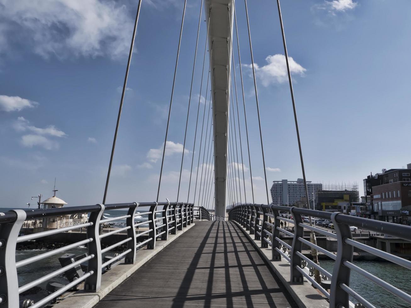 grote mooie brug in de stad Gangneung, Zuid-Korea foto