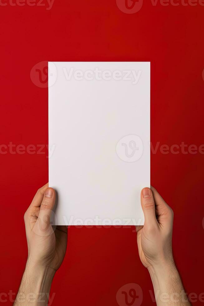 een menselijk hand- Holding een blanco vel van wit papier of kaart geïsoleerd Aan rood achtergrond. ai gegenereerd foto