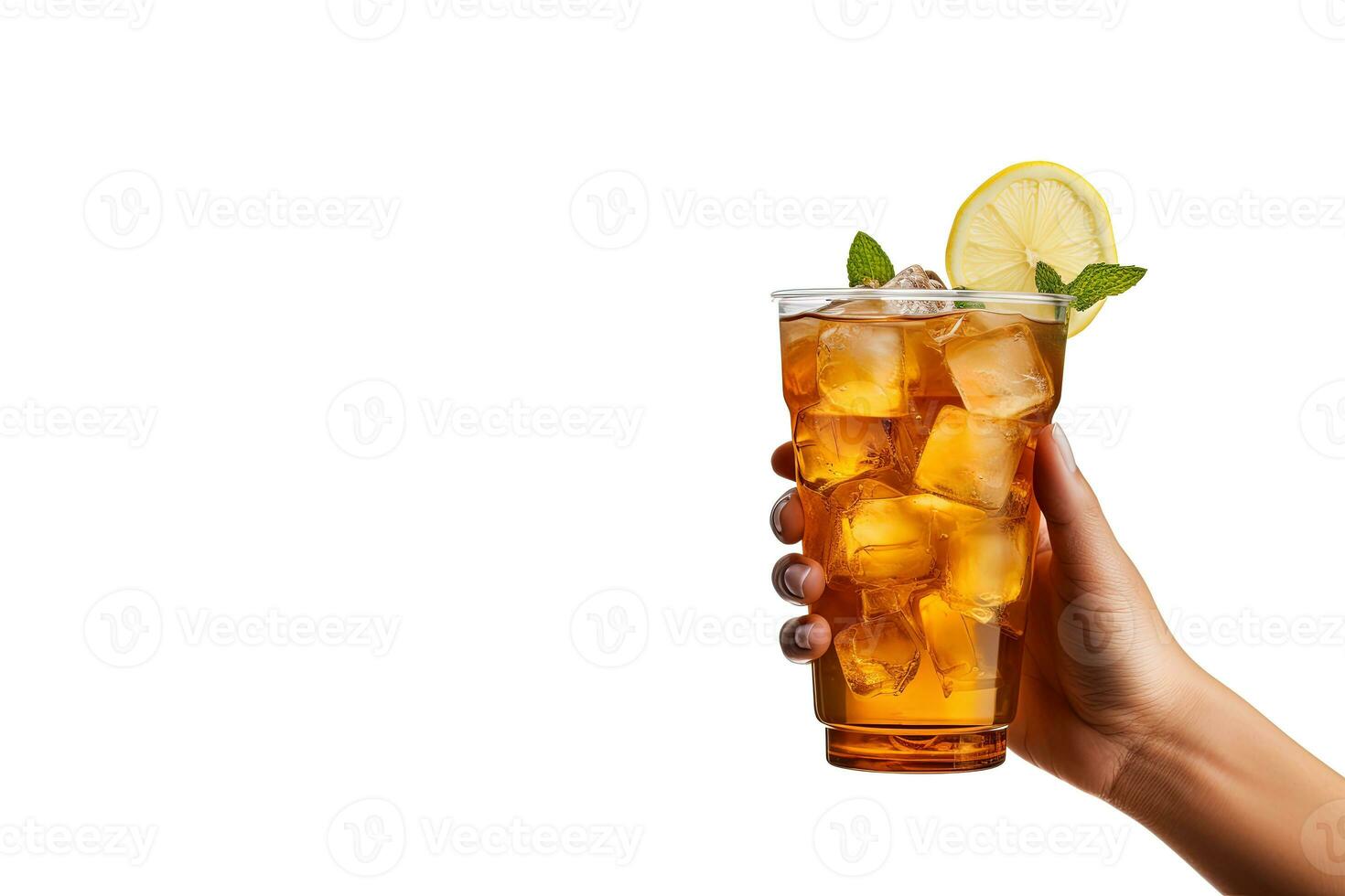 een hand- Holding meenemen plastic kop van heerlijk bevroren citroen thee geïsoleerd Aan wit achtergrond met kopiëren ruimte. ai gegenereerd foto