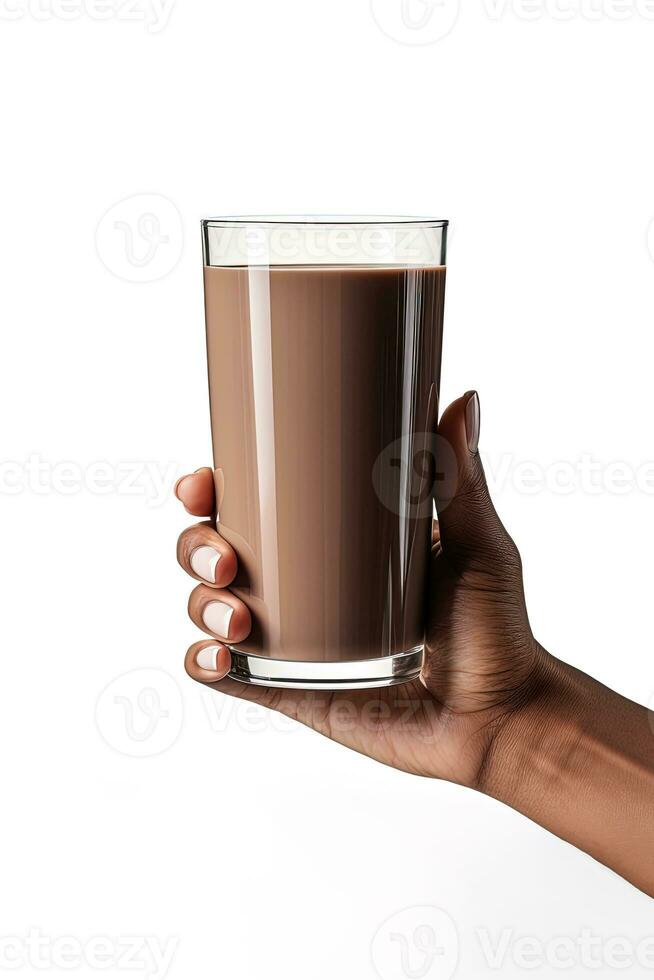 hand- Holding een glas van heerlijk chocola melk geïsoleerd Aan wit achtergrond. ai gegenereerd foto