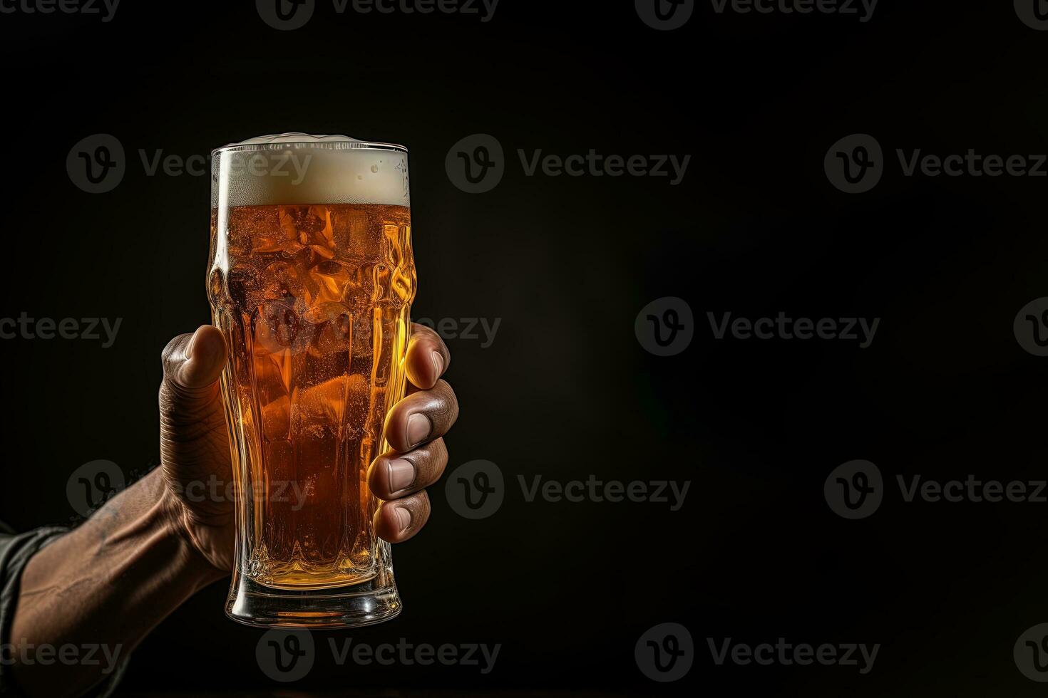 een mannetje hand- Holding omhoog een glas van bier geïsoleerd Aan een zwart achtergrond met kopiëren ruimte. ai gegenereerd foto