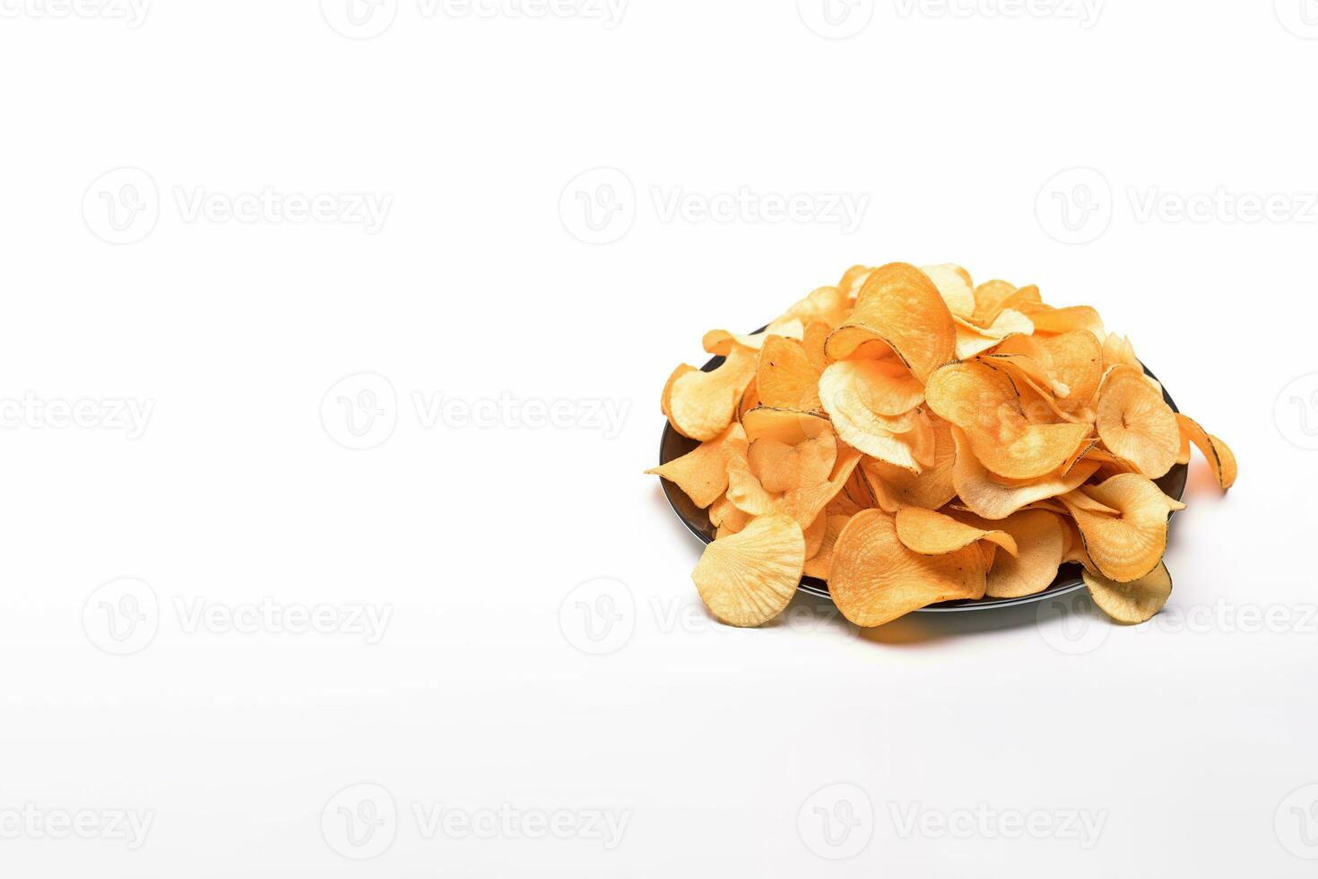 krokant gebakken aardappel chips Aan een bord geïsoleerd Aan een wit achtergrond met kopiëren ruimte. ai gegenereerd foto