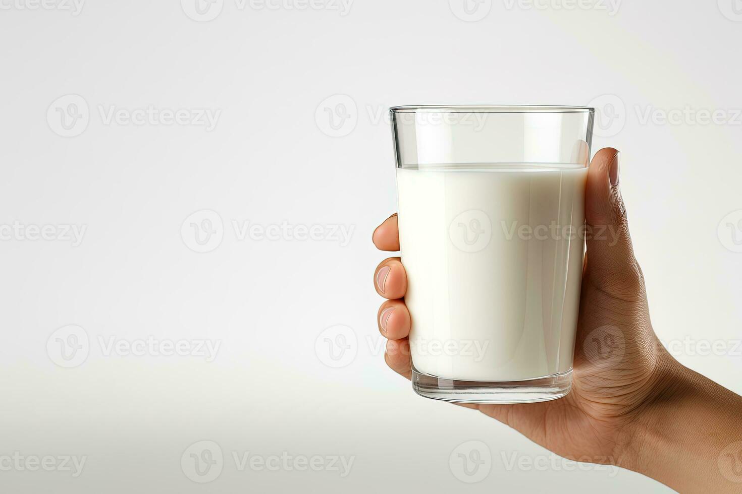 hand- Holding een glas van vers melk geïsoleerd Aan grijs achtergrond met kopiëren ruimte. ai gegenereerd foto