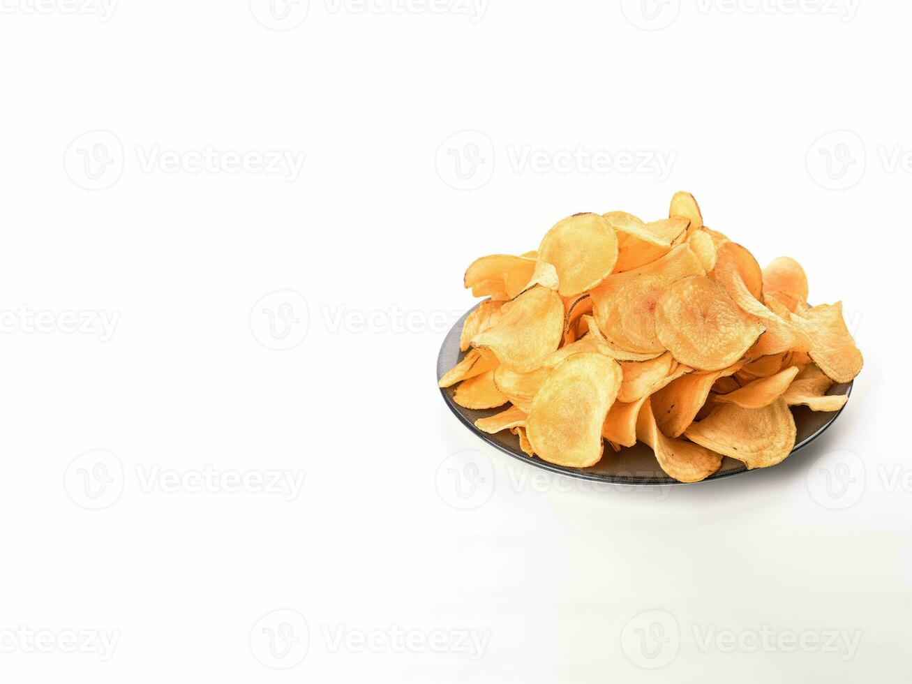 krokant gebakken aardappel chips Aan een bord geïsoleerd Aan een wit achtergrond met kopiëren ruimte. ai gegenereerd foto