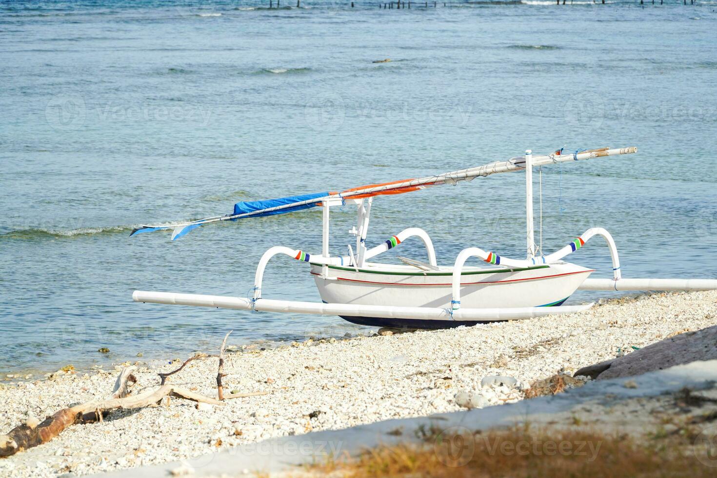 een wit balinees traditioneel boot Aan de strand in nusa penida foto