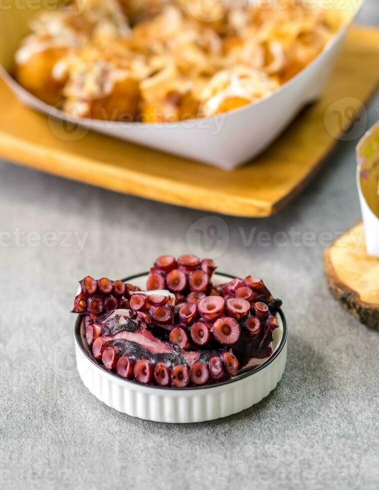 een kom van voedsel met Octopus Aan top van het foto