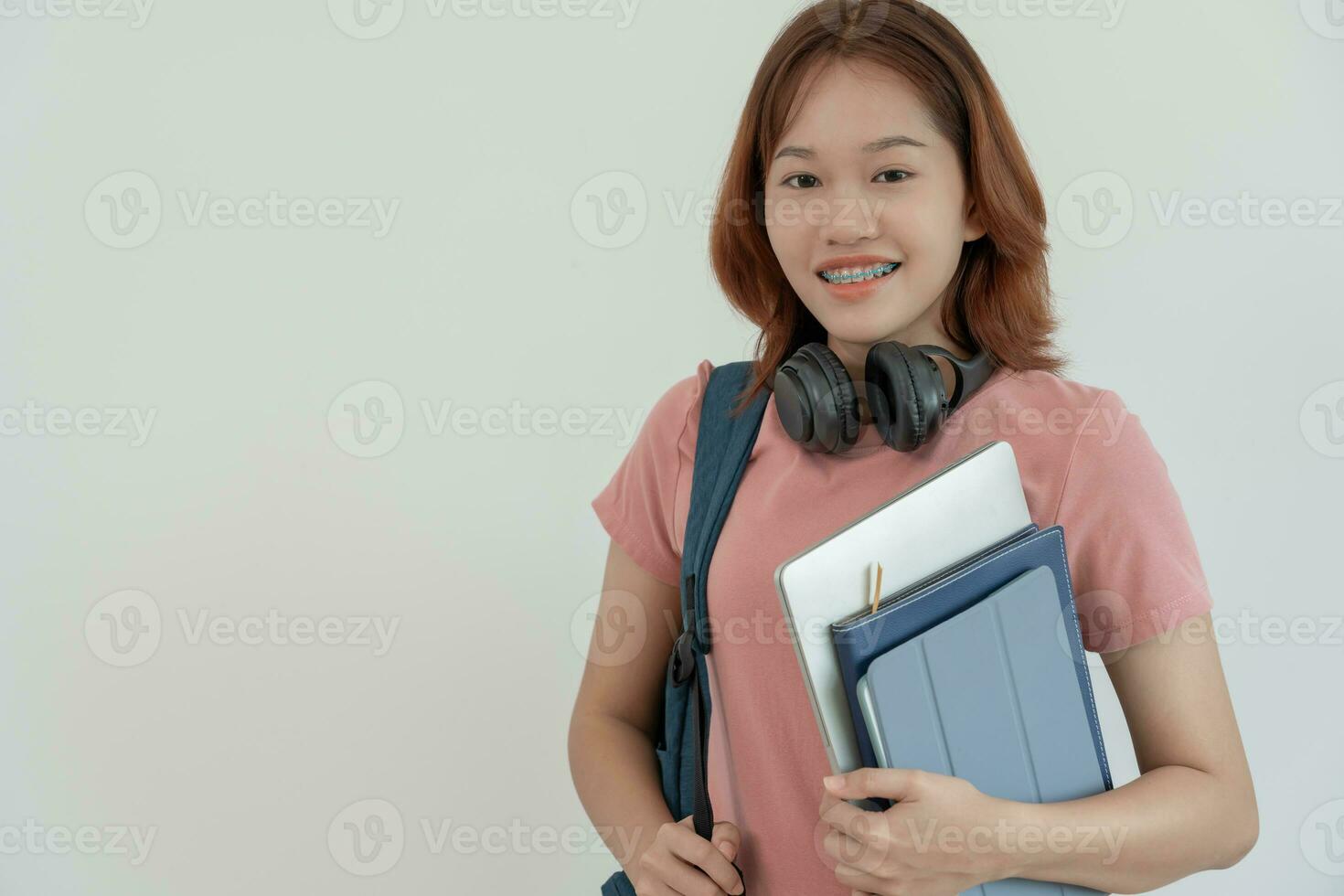 portret mooi Aziatisch vrouw leerling. glimlach meisje gelukkig studie. lezen boek in college campus. jong vrouw Aan Internationale Azië Universiteit. opleiding, studie, school, aan het leren, examen, doorgaan met onderwijs foto