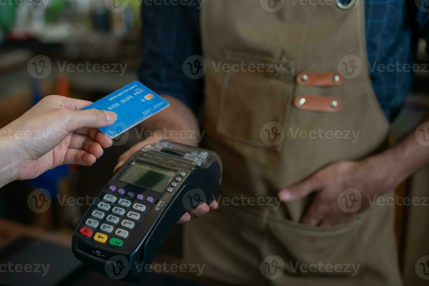 vrouw gebruik credit kaart betalen geld online in cafe restaurant met een digitaal betaling zonder contant geld. accumuleren korting. e portemonnee, technologie, betalen online, credit kaart, bank app. dagelijks leven betaling foto