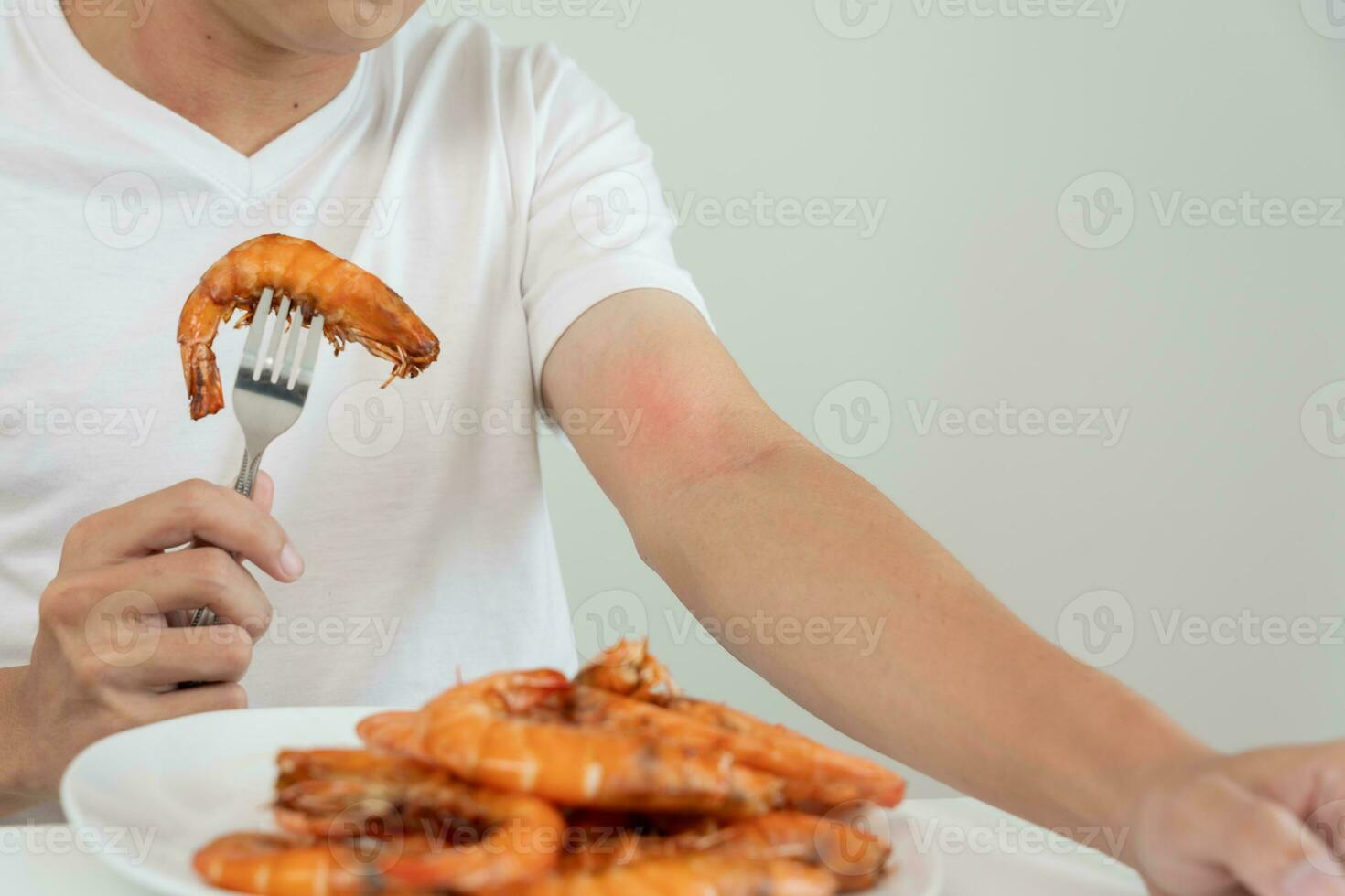 voedsel allergieën, mannen hebben reacties jeuk en roodheid na aan het eten garnaal, zeevruchten allergie, jeuk, uitslag, buik pijn, diarree, borst benauwdheid, bewusteloosheid, dood, erge, ernstige vermijden allergieën foto