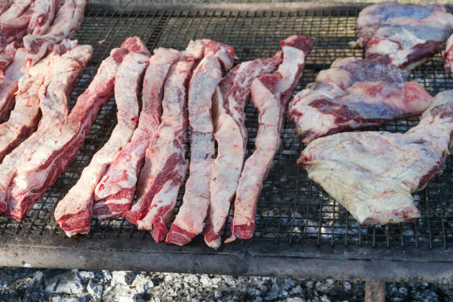 traditioneel vlees gegrild Aan de rooster in de Argentijns platteland foto
