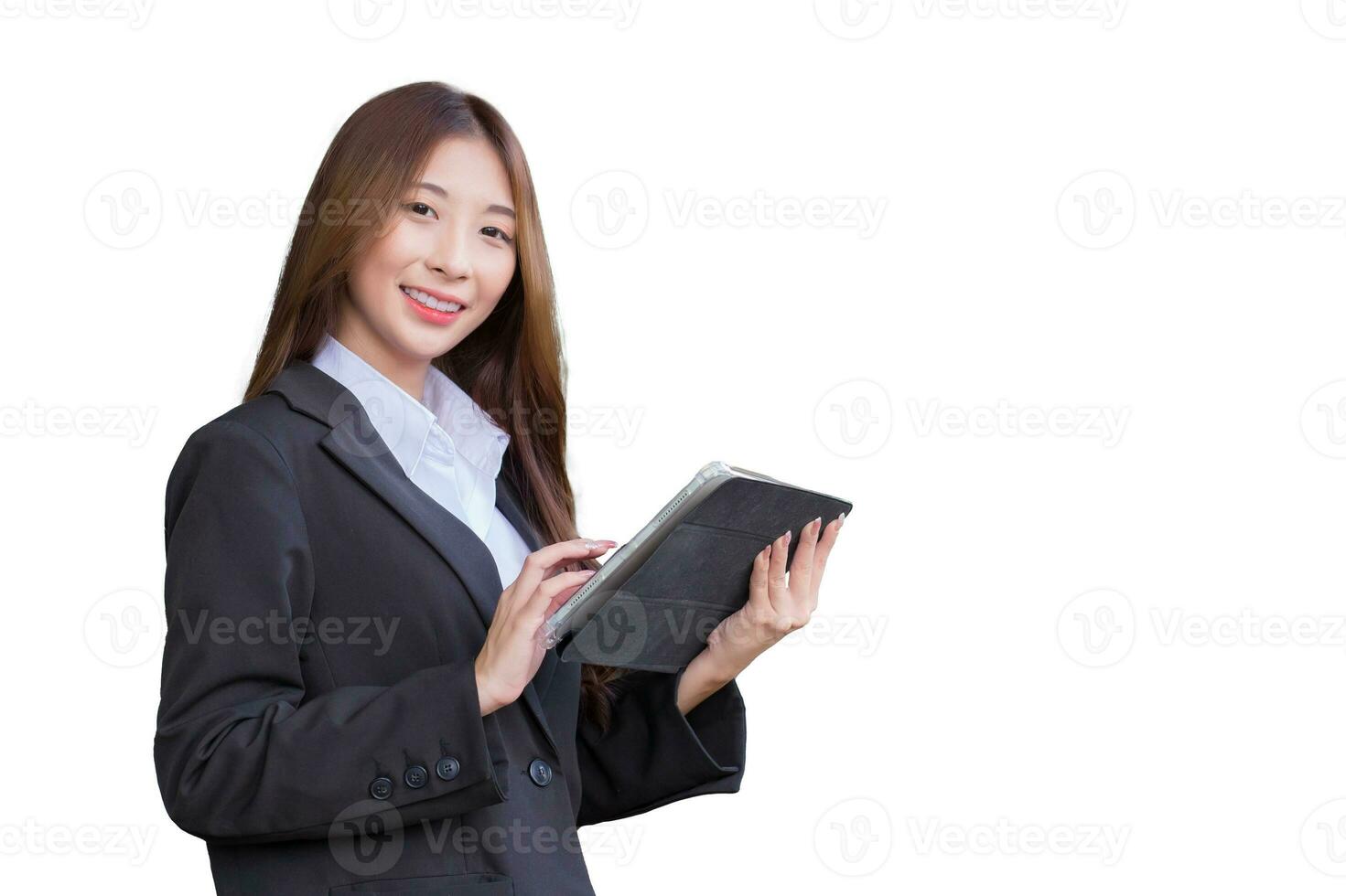 Aziatisch professioneel bedrijf jong vrouw in donker blauw pak glimlacht gelukkig staan met vertrouwen en kijken Bij camera terwijl ze werken en houdt tablet voorkant kantoor terwijl geïsoleerd Aan wit achtergrond. foto