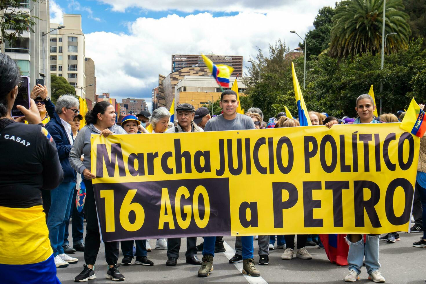 bogotá, Colombia, 16 augustus 2023. maart vragen voor gustav petroleum afzetting. vredig protest maart in Bogota Colombia tegen de regering van gustav petroleum gebeld la marcha de la burgemeester. foto