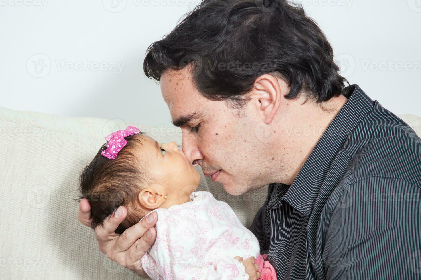 portret van jong vader Bij huis met zijn een maand baby meisje. vaderschap concept. familie liefde concept. foto