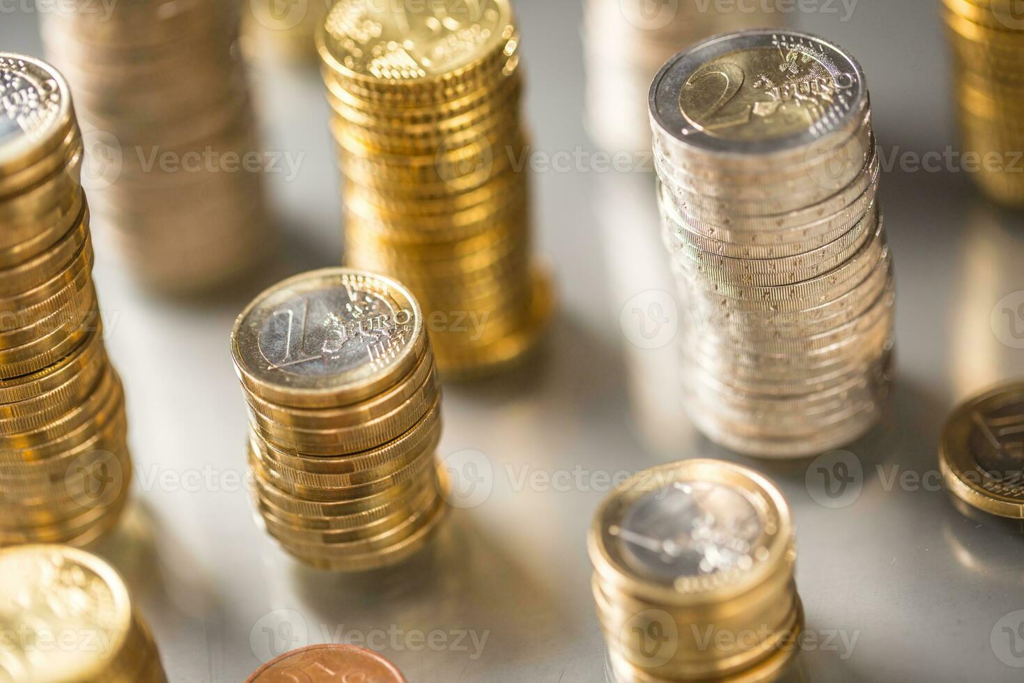 torens van de euro munten gestapeld in verschillend standen foto