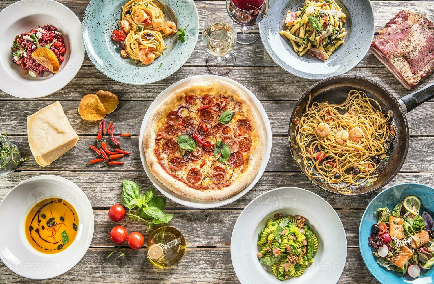 top van visie vol tafel van Italiaans maaltijden Aan borden en pan. pizza pasta risotto soep en vis groente salade foto
