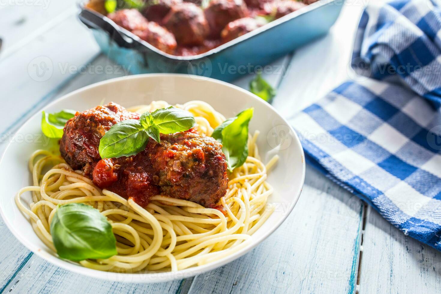 heerlijk Italiaans maaltijd vlees rundvlees ballen met pasta spaghetti en basilicum in wit bord. foto