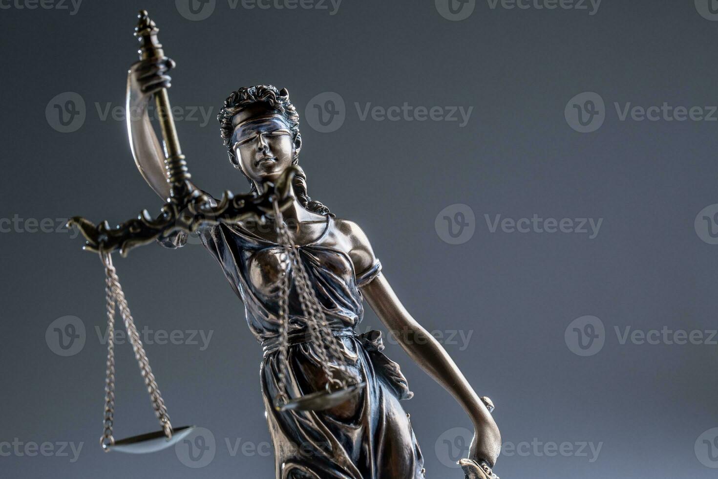 statuut van gerechtigheid. bronzen standbeeld dame gerechtigheid Holding balans en zwaard foto