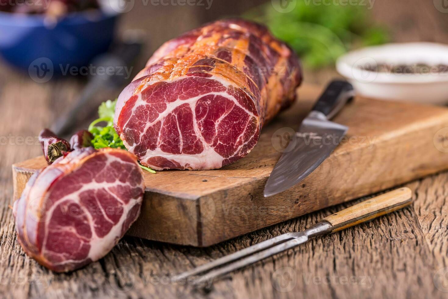 varkensvlees vlees.varkensvlees karbonade gerookt. traditioneel gerookt vlees Aan eik houten tafel in andere standen foto