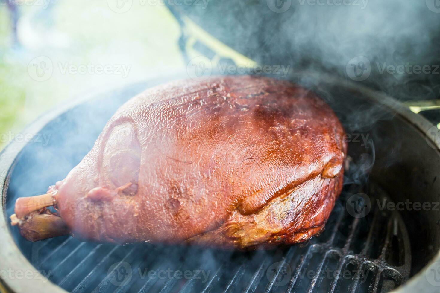 gegrild en gerookt varkensvlees vlees Aan professioneel grillen. foto