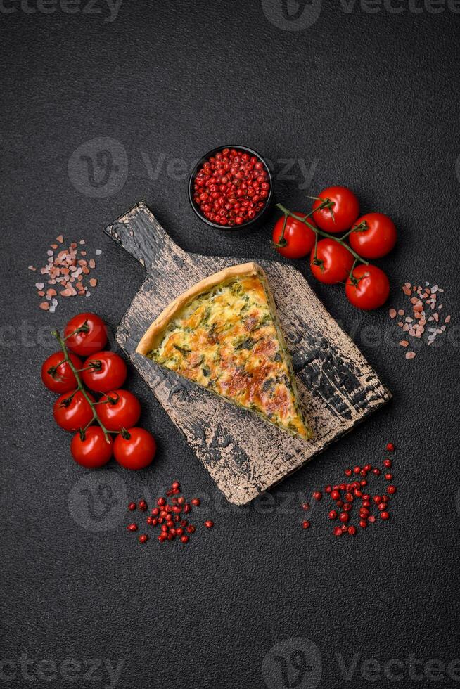 heerlijk vers Quiche met broccoli, kaas, specerijen en kruiden besnoeiing in stukken foto