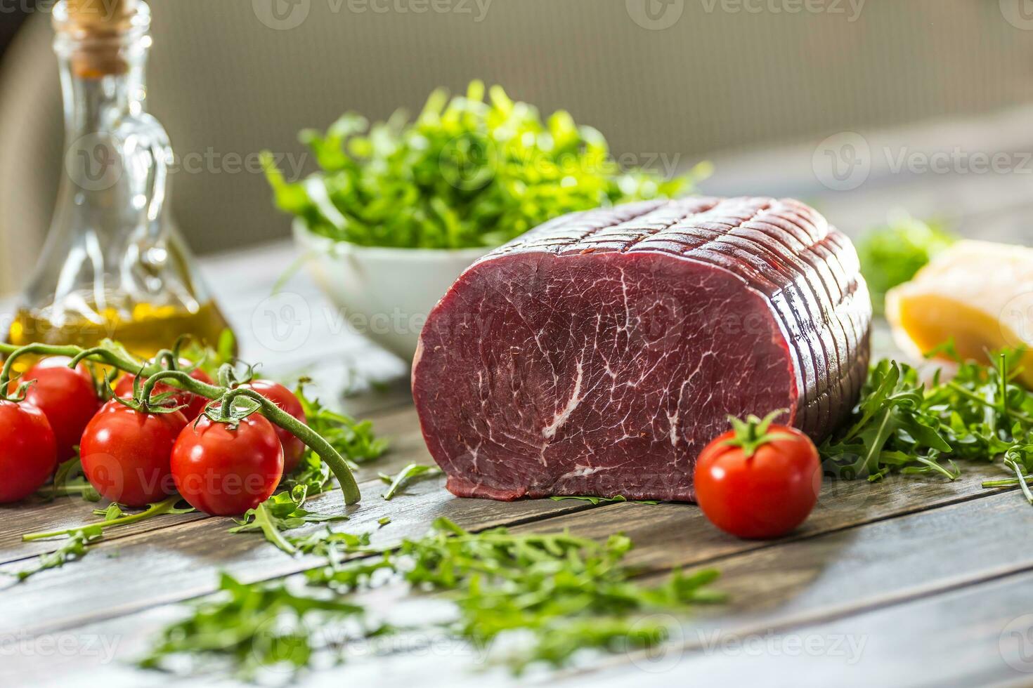 Italiaans bresaola met rucola tomaten en olijf- olie foto