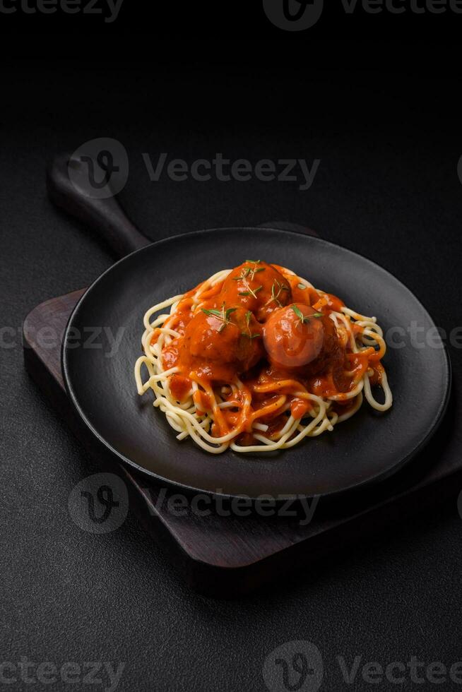 heerlijk vers gehaktballen en pasta in tomaat saus met zout, specerijen en kruiden foto