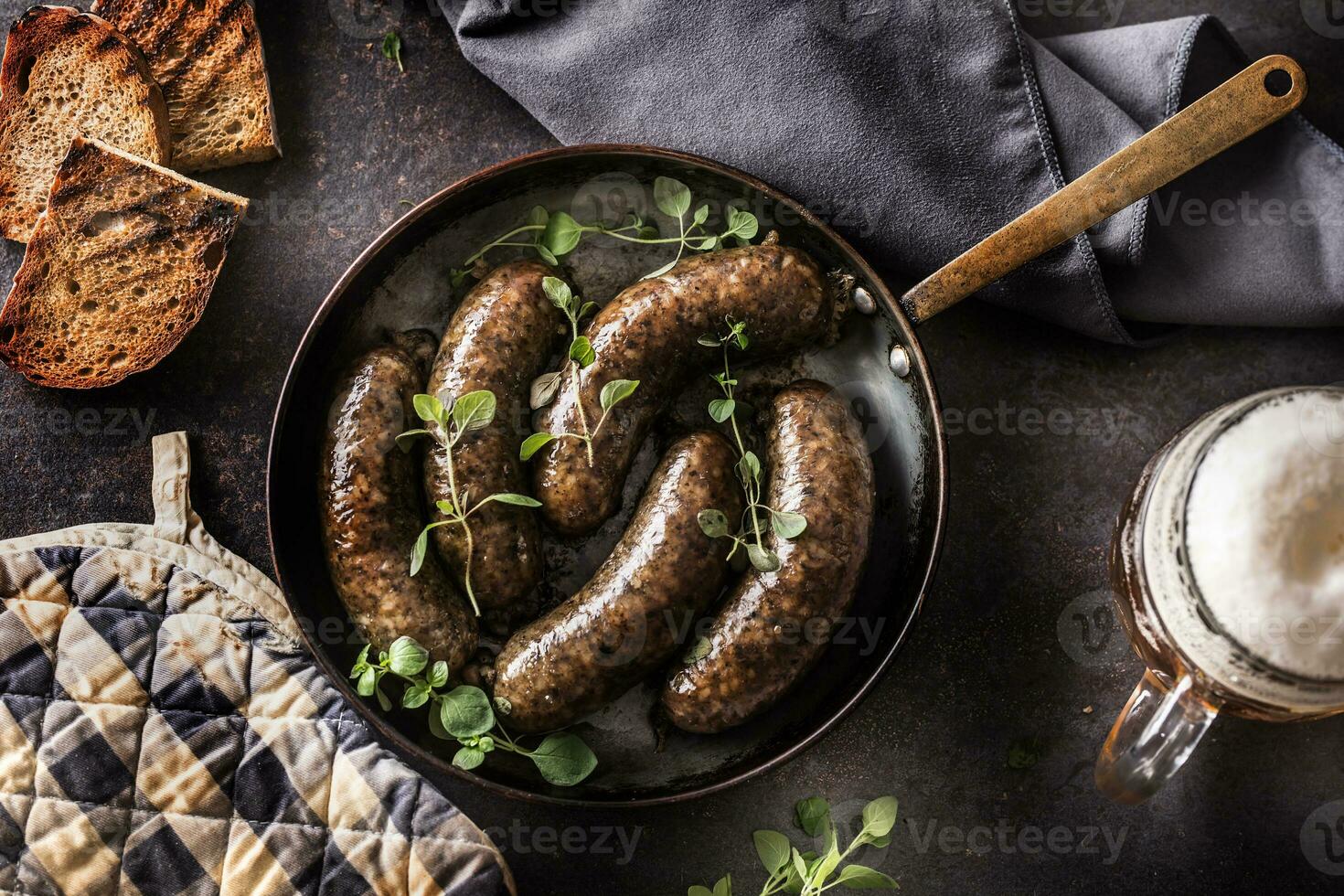 geroosterd worstjes in pan met brood kruiden en droogte bier. foto