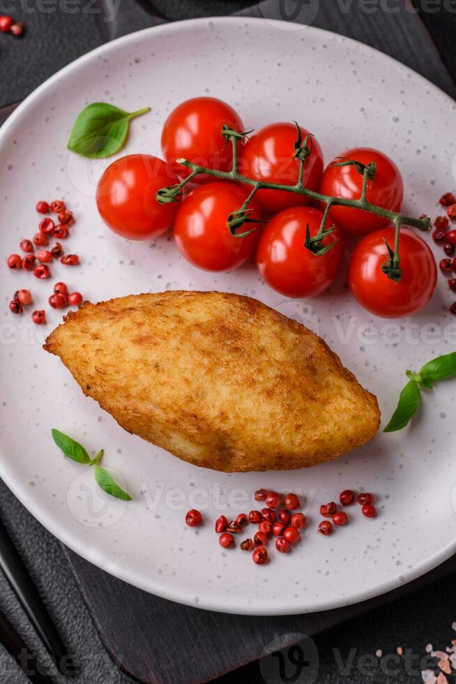 heerlijk gebakken aardappel kotelet gevuld met kip en groenten, specerijen en zout foto