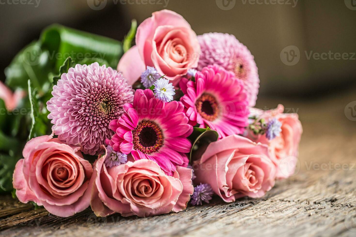 detailopname mooi boeket van bloemen Aan houten tafel. foto