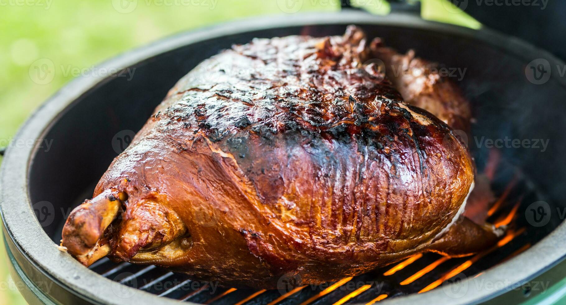 gegrild en gerookt varkensvlees vlees Aan professioneel grillen. foto