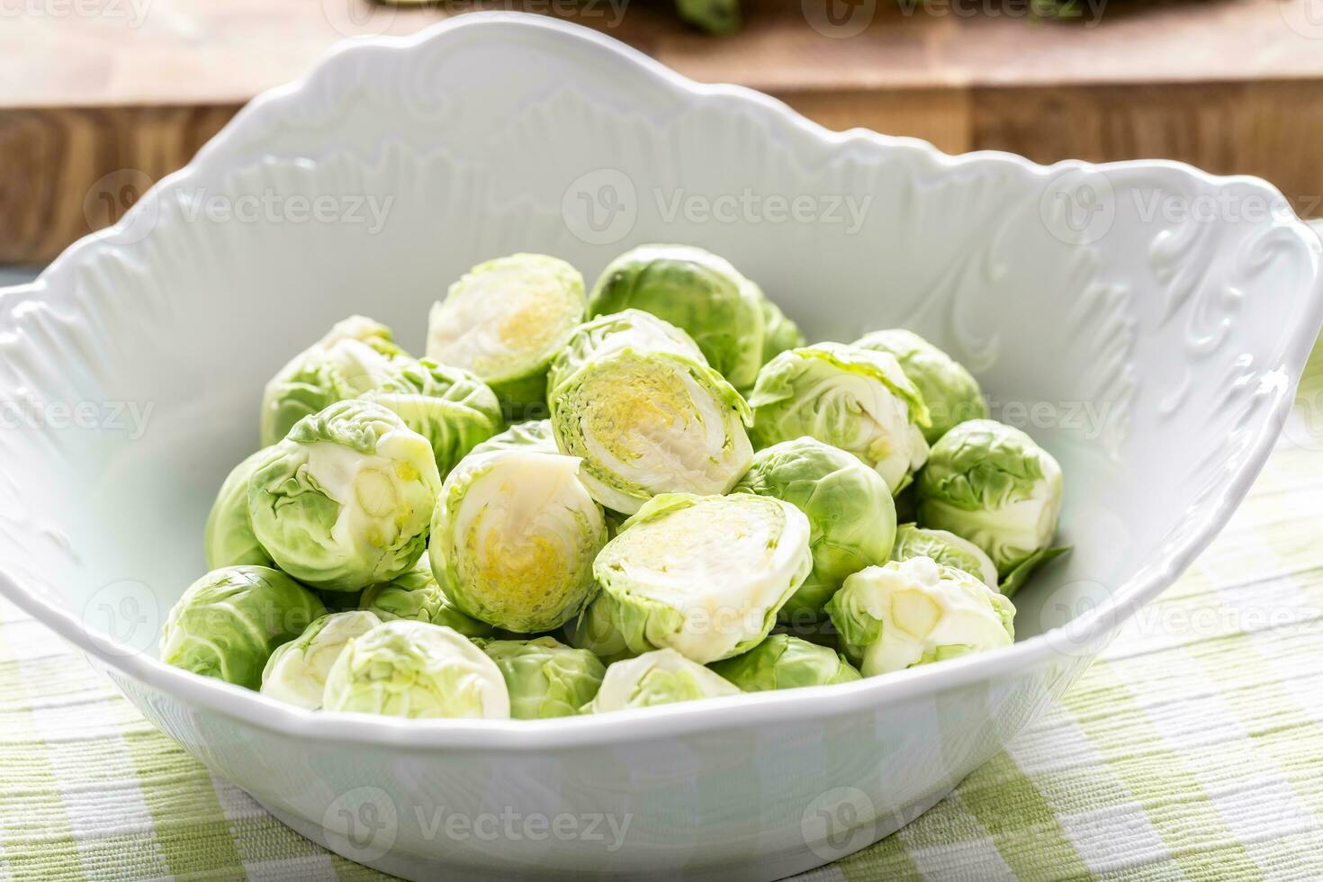 vers brussel spruiten in kom Aan keuken tafel foto