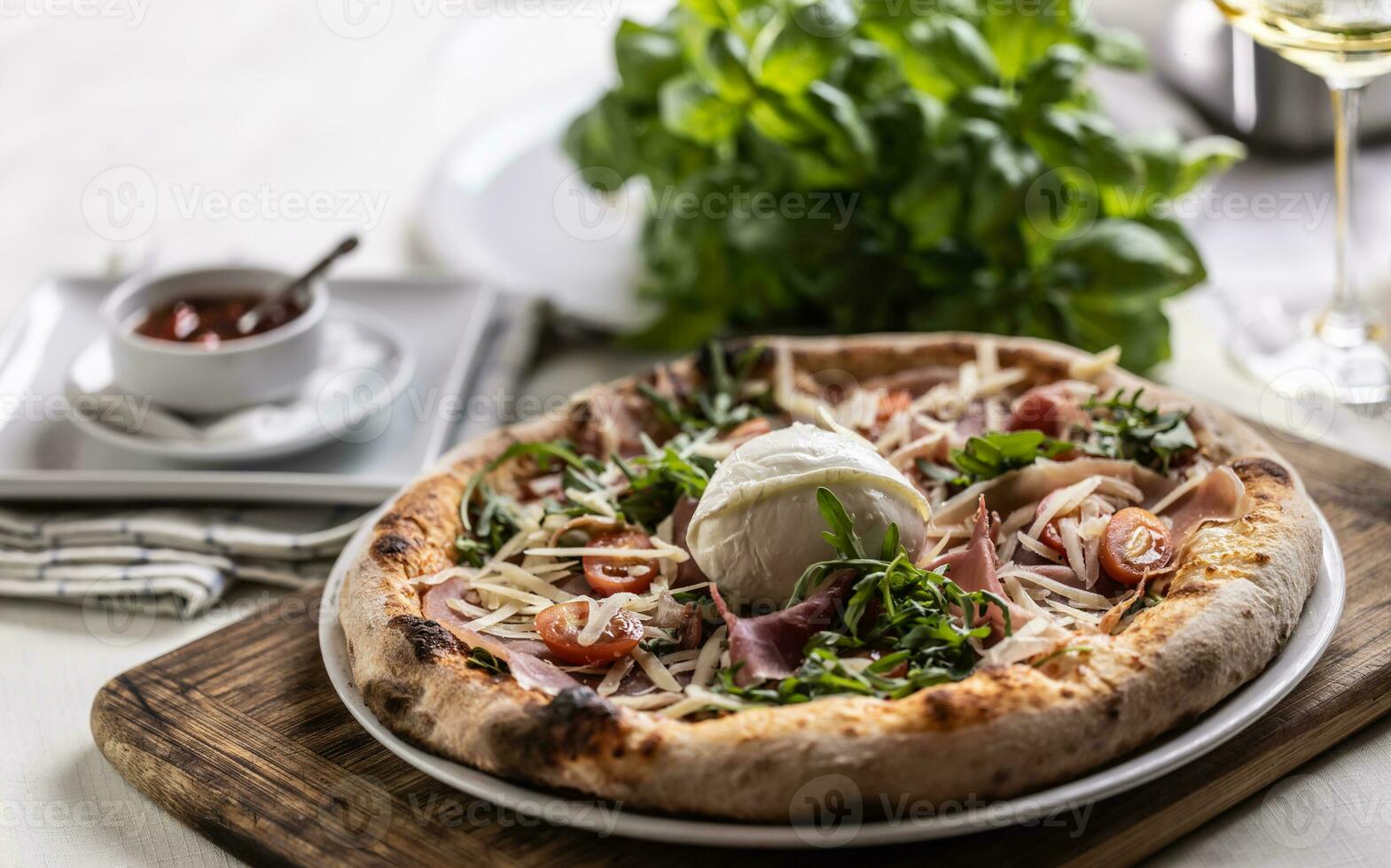 vers gebakken pizza met ham, ruccola en buffel Mozzarella foto