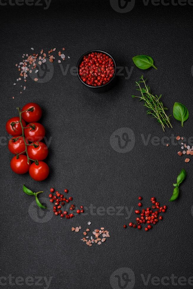 ingrediënten voor Koken kers tomaten, zout, specerijen en kruiden foto