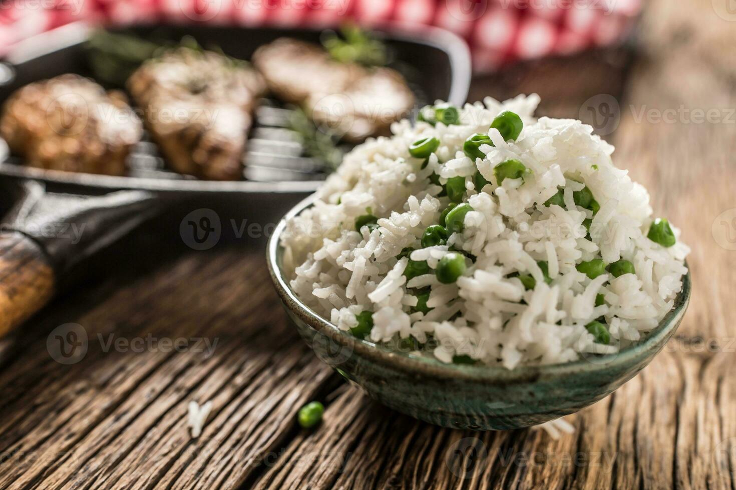 rijst- basmati met groen erwten in kom en gegrild kip borst in de achtergrond foto