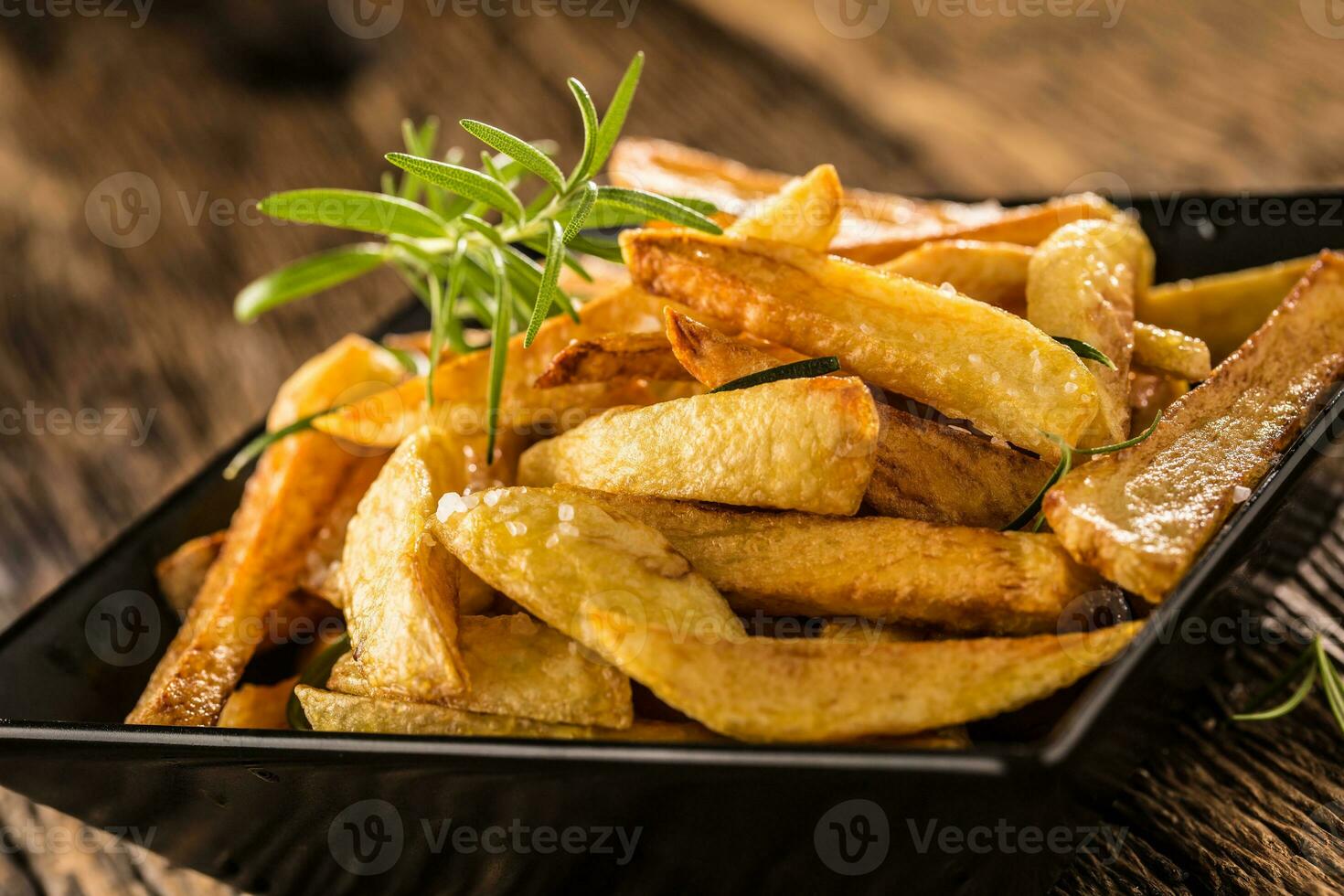 aardappel Patat. eigengemaakt aardappel Patat met zout en rozemarijn foto