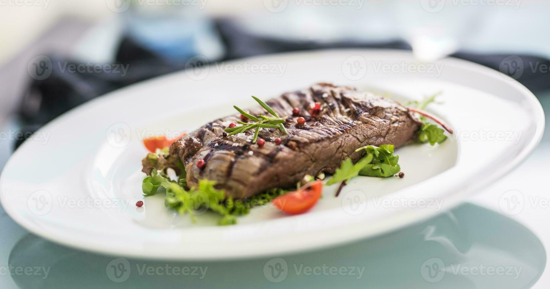 detailopname sappig flank steak van groente salade. foto